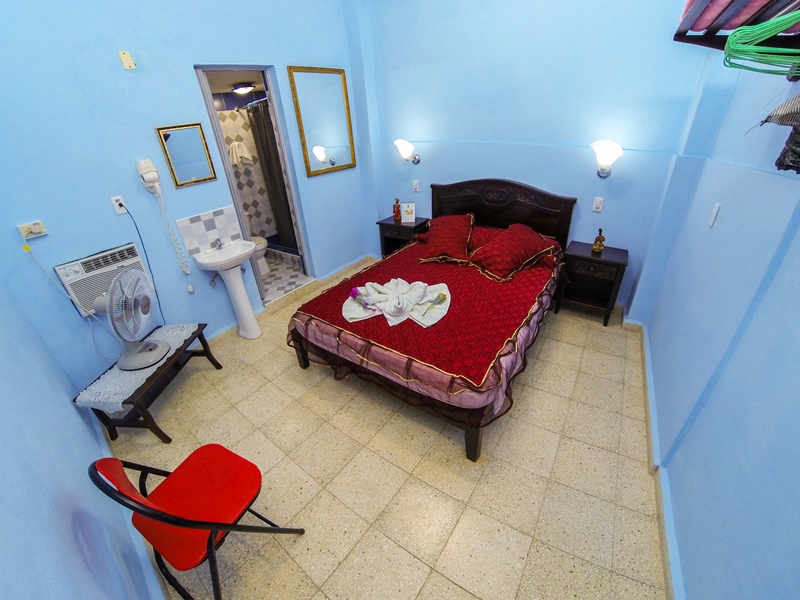 SCL007 – Room 4 Double room with private bathroom