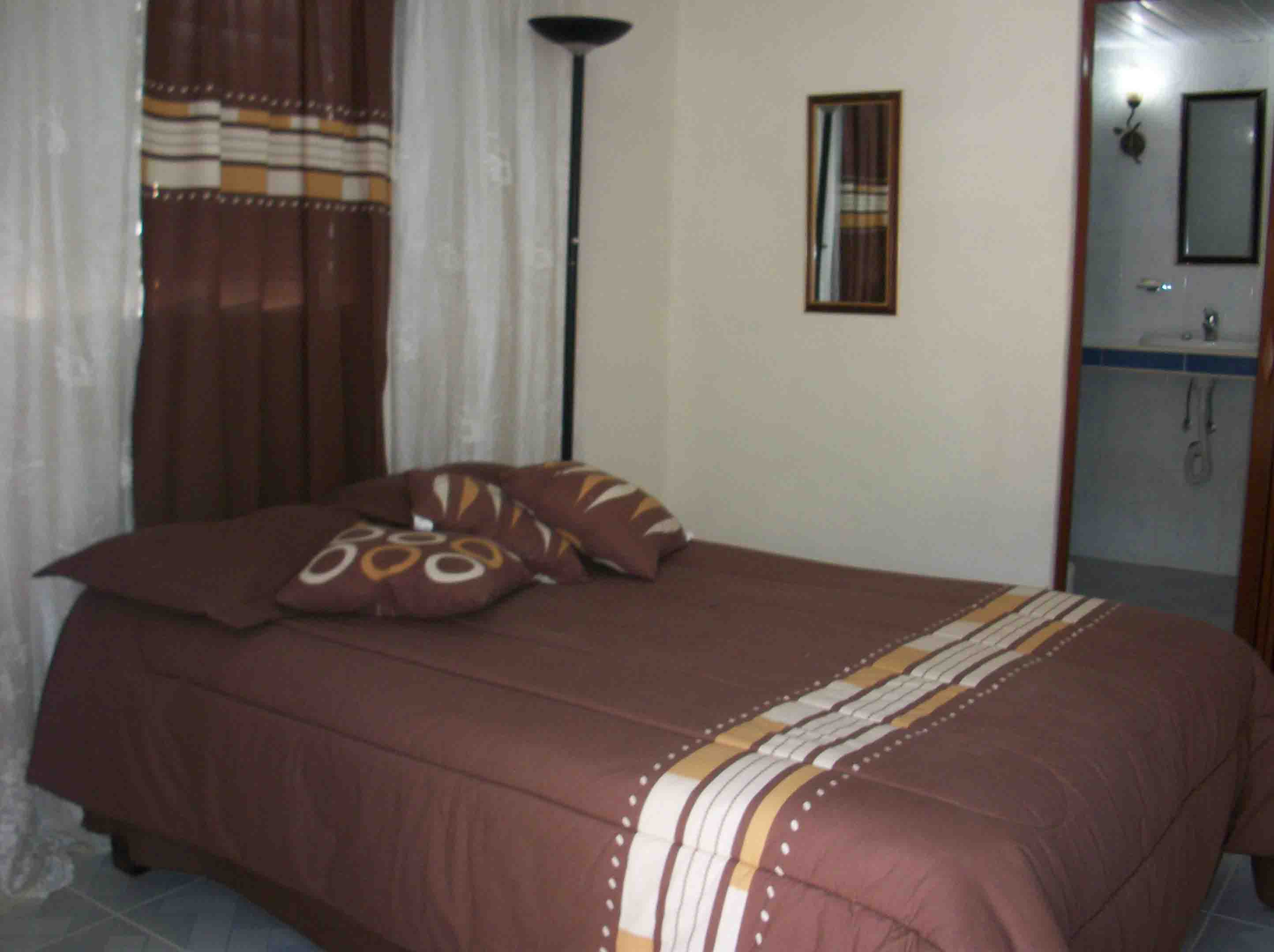 VAR003 - Room 2 Triple bedroom with private bathroom